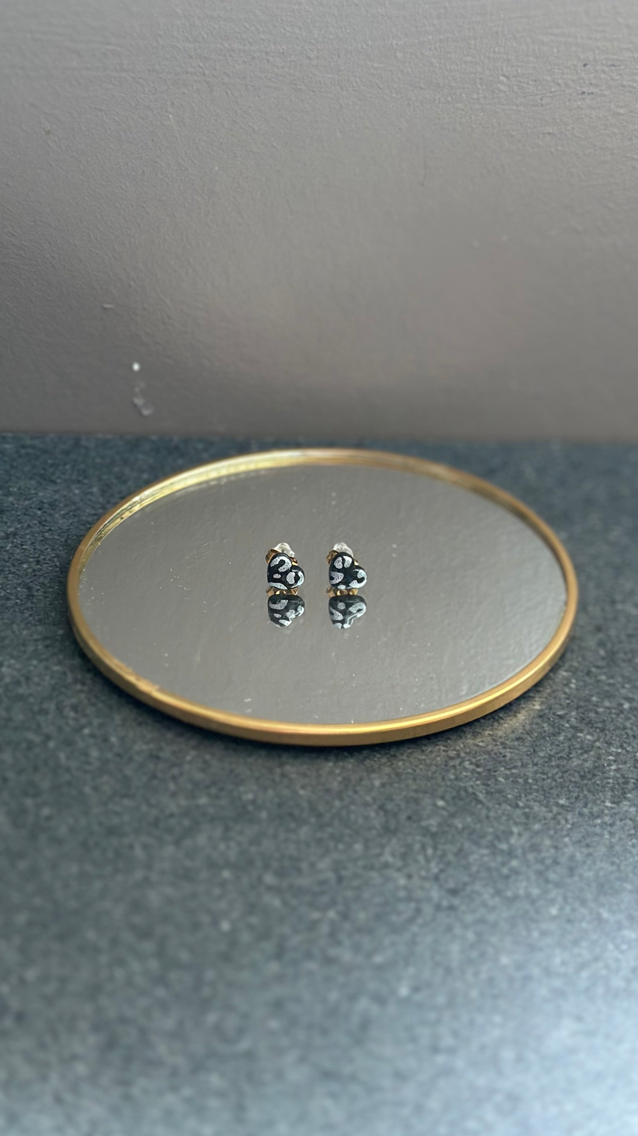 Puces d’oreilles cœur noir léopard