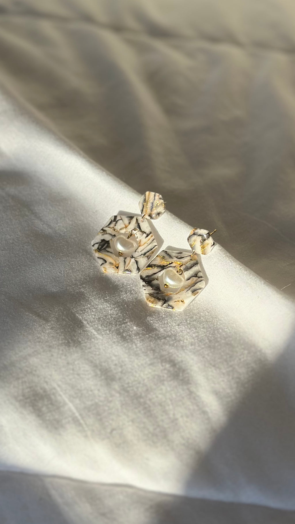 Boucle d’oreille carré marbré blanc et perle