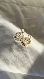 Boucle d’oreille carré marbré blanc et perle