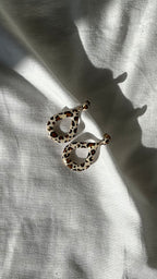 Boucle d’oreille grande goute beige léopard