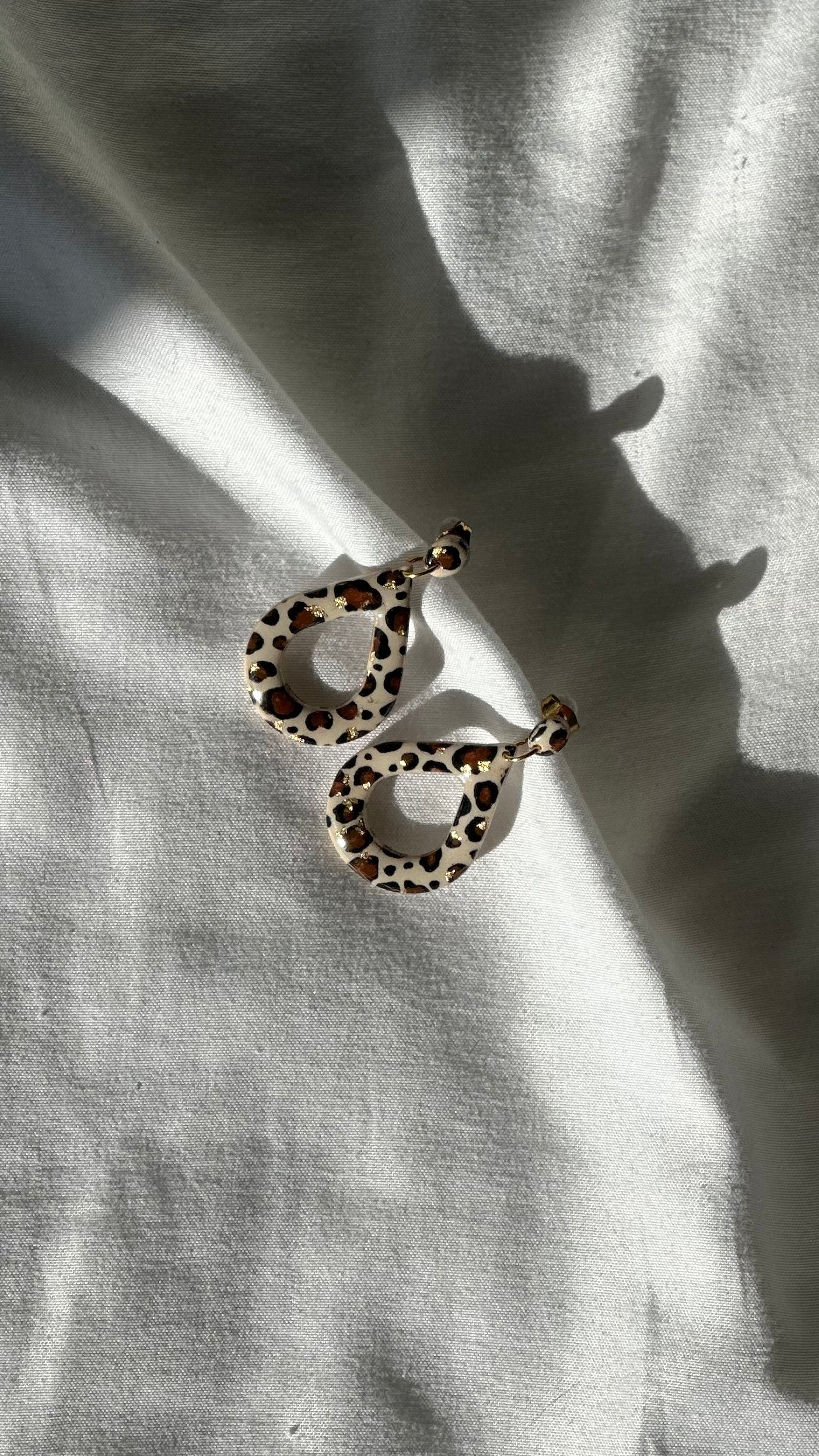 Boucle d’oreille grande goute beige léopard
