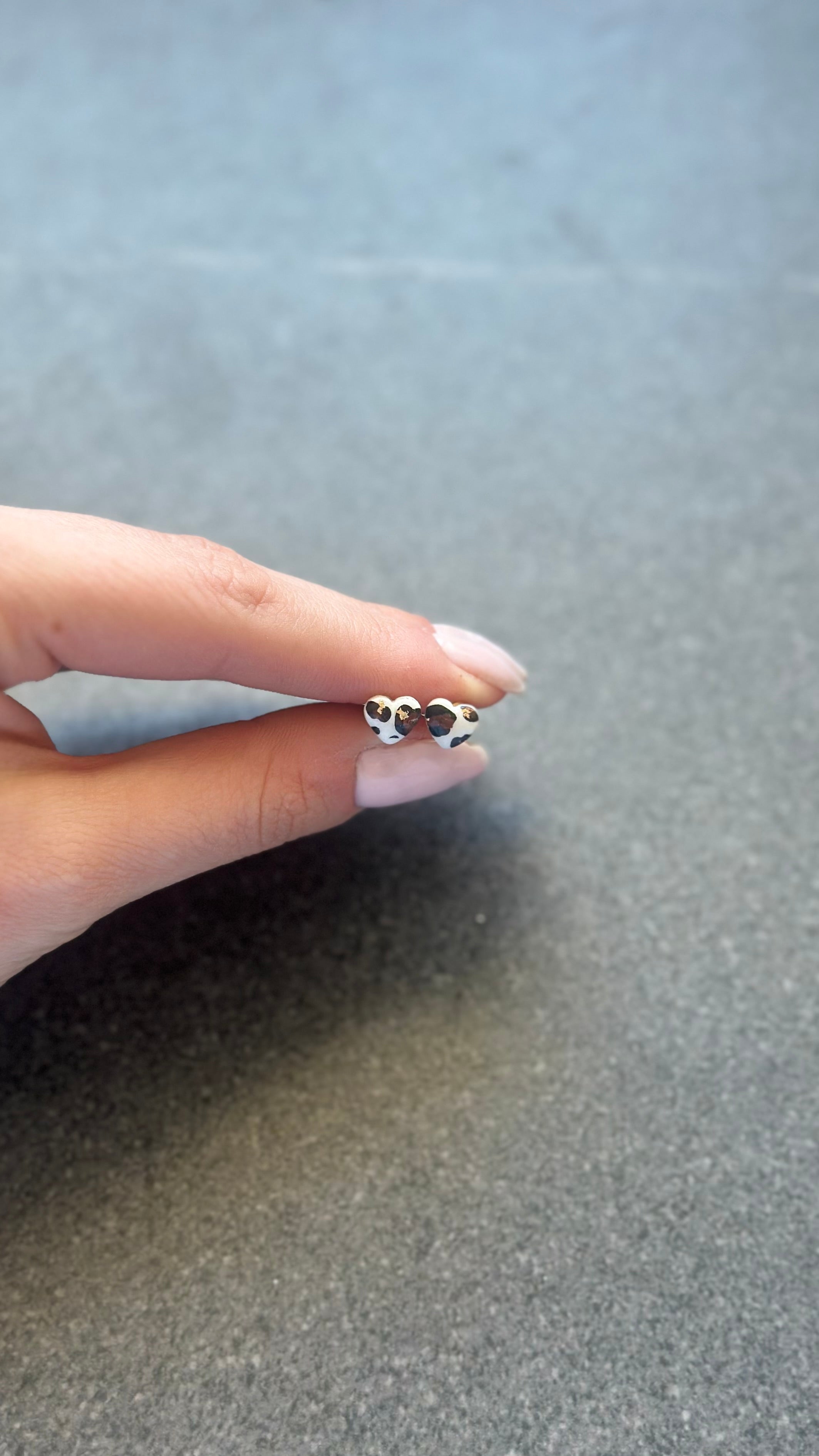 Puces d’oreilles cœur blanc léopard
