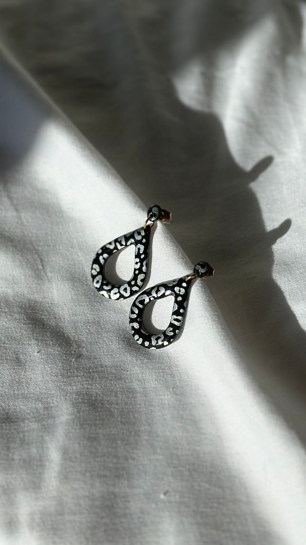 Boucle d’oreille grande goutte noir léopard