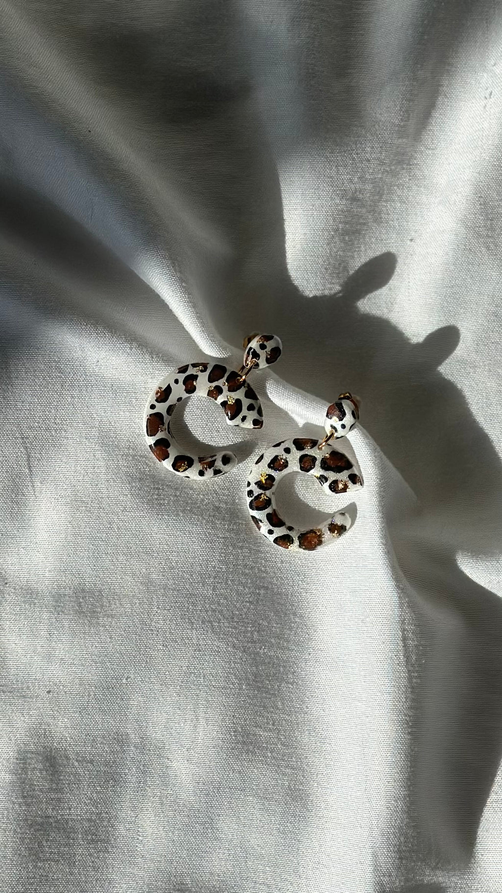 Boucle d’oreille C blanche léopard