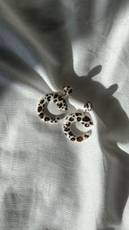 Boucle d’oreille C blanche léopard