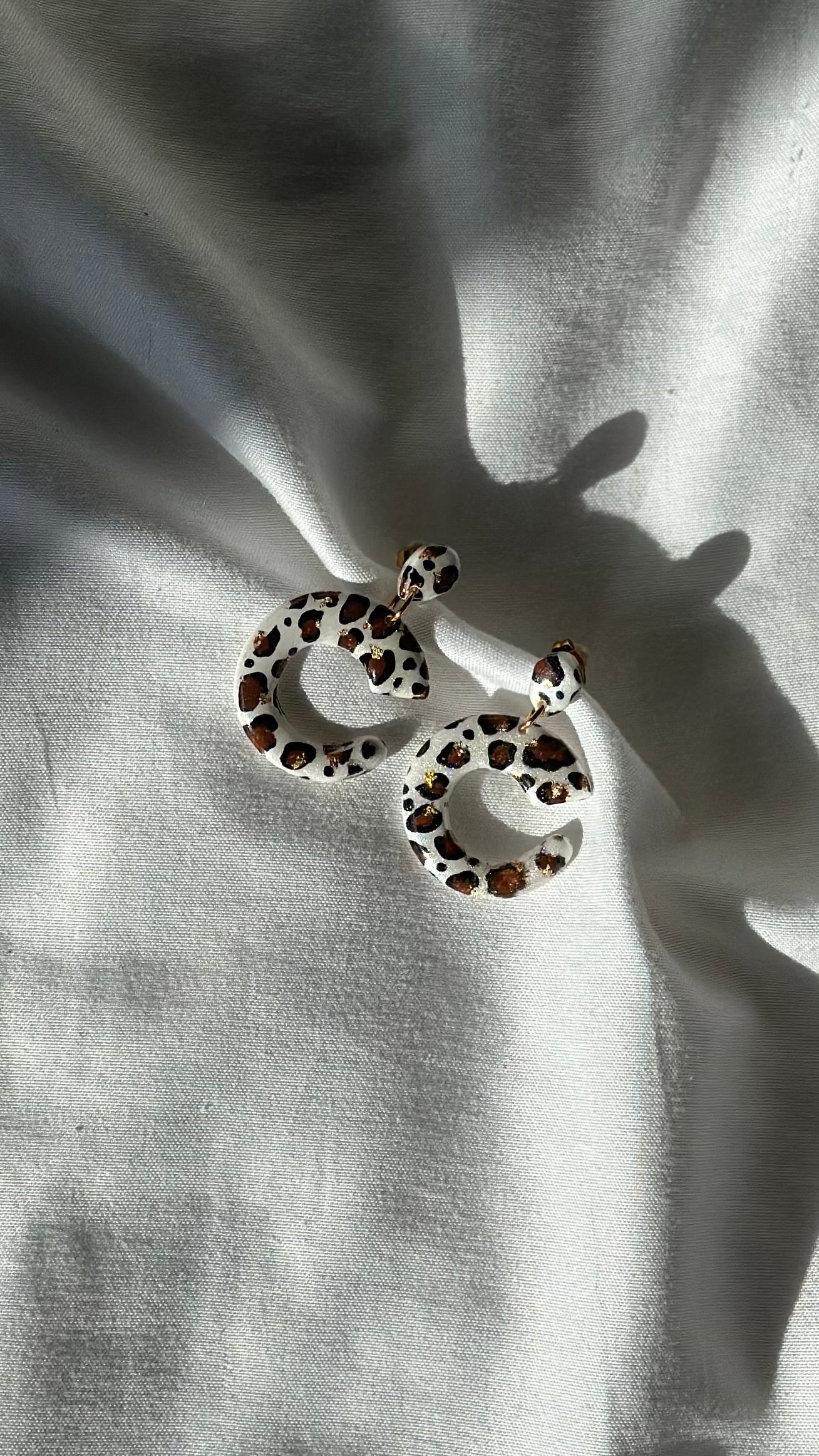 Boucle d’oreille C blanche léopard