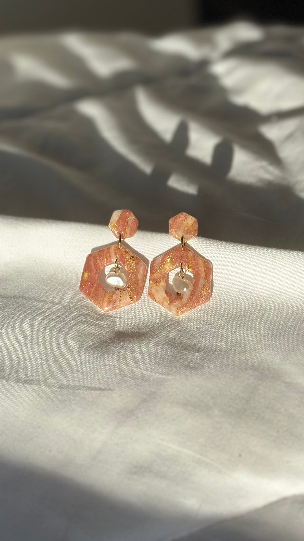 Boucle d’oreille carré rose et perle