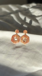Boucle d’oreille carré rose et perle