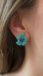 Puce d’oreille fleur d’hibiscus bleu