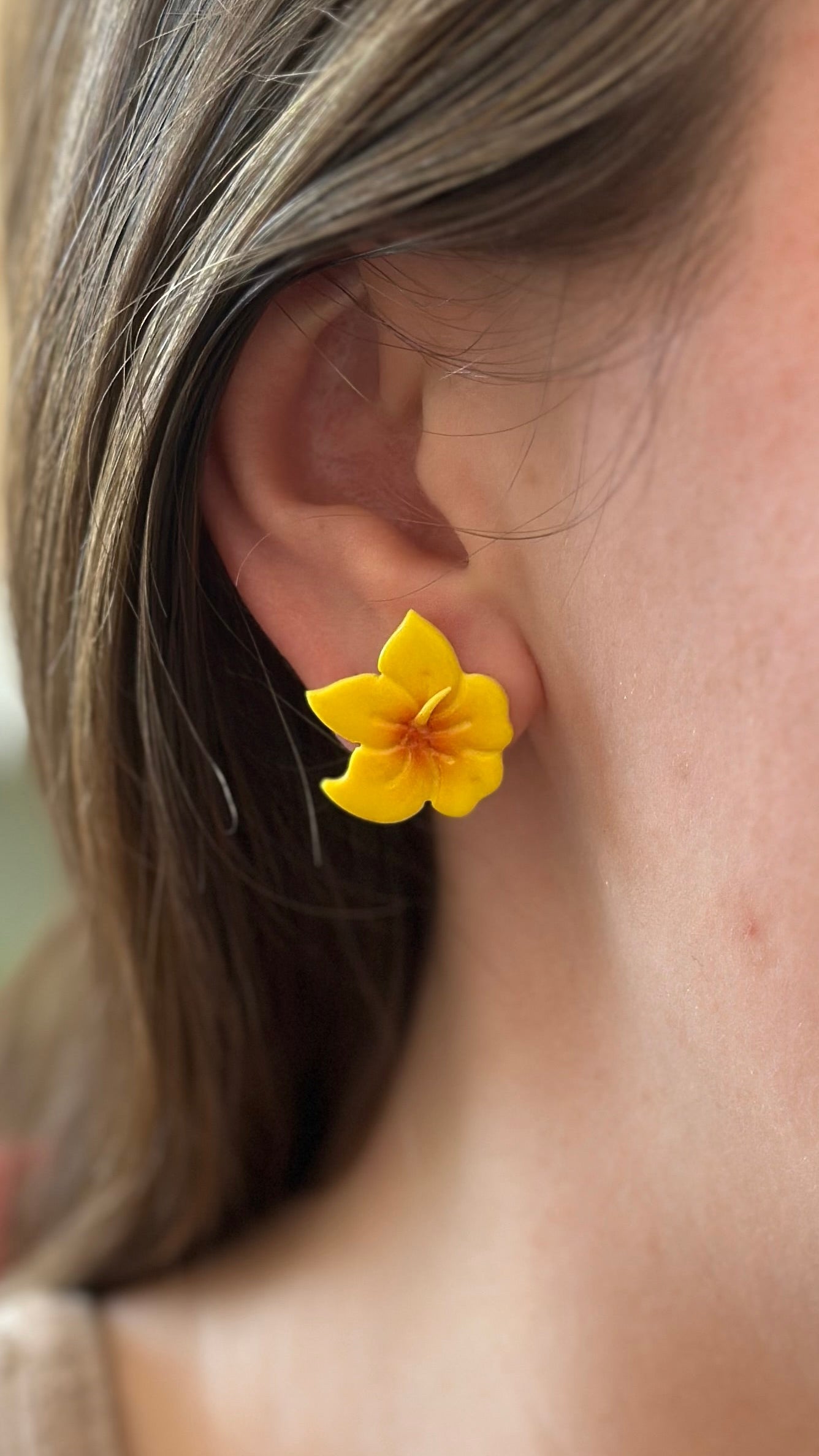 Puce d’oreille fleur d’hibiscus jaune