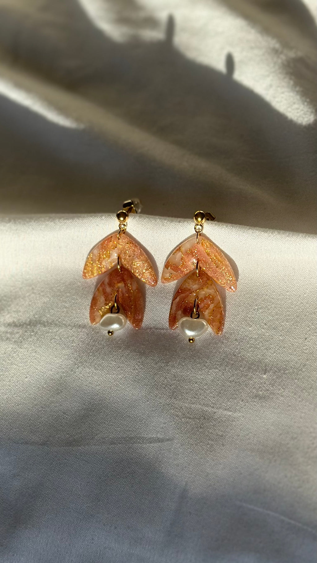 Boucle d’oreille flèche rose et perle