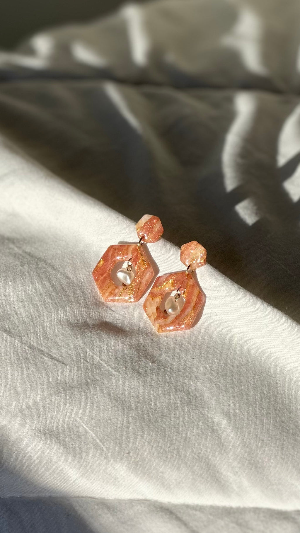 Boucle d’oreille carré rose et perle