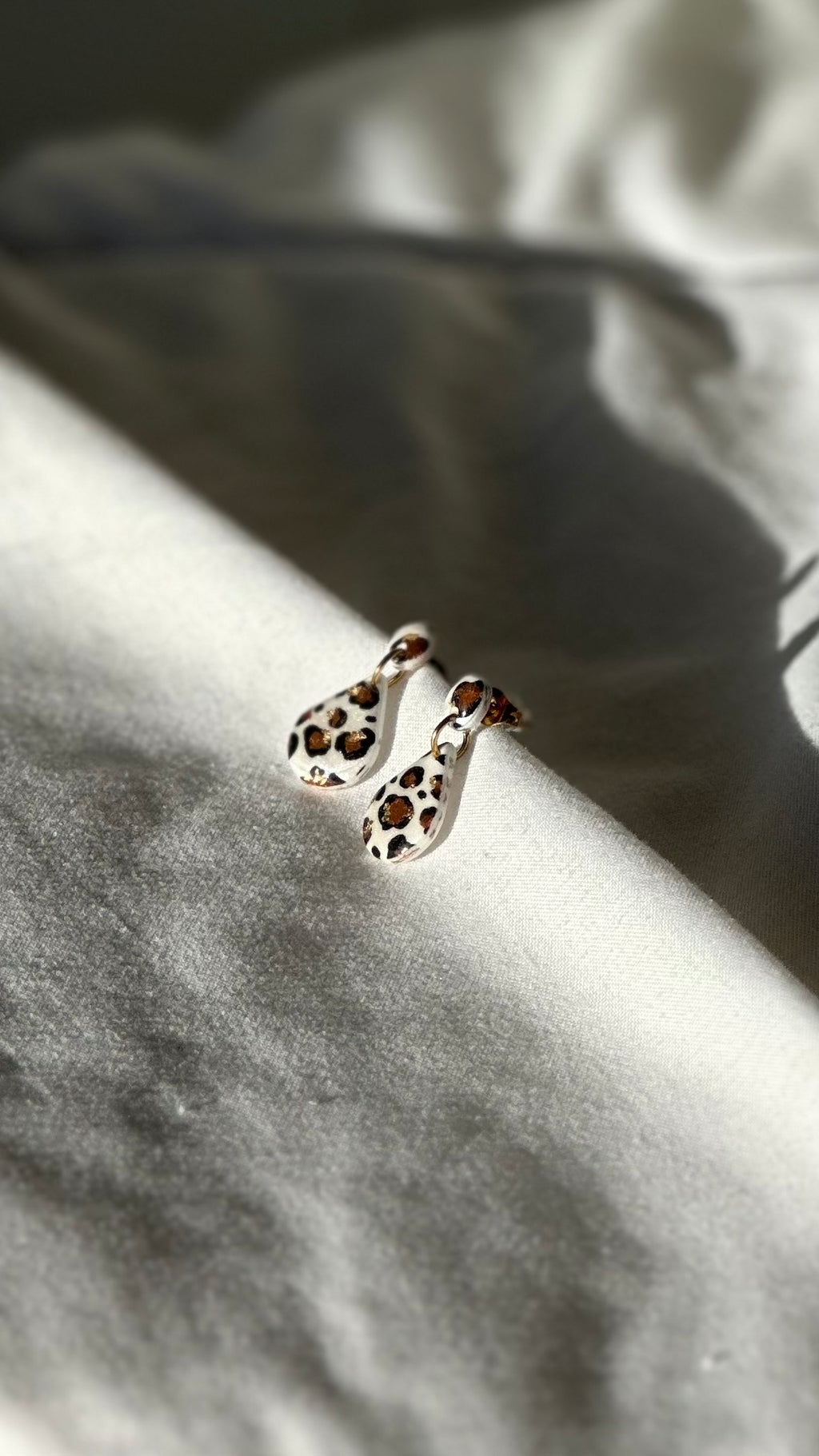 Boucle d’oreille goûte blanche léopard