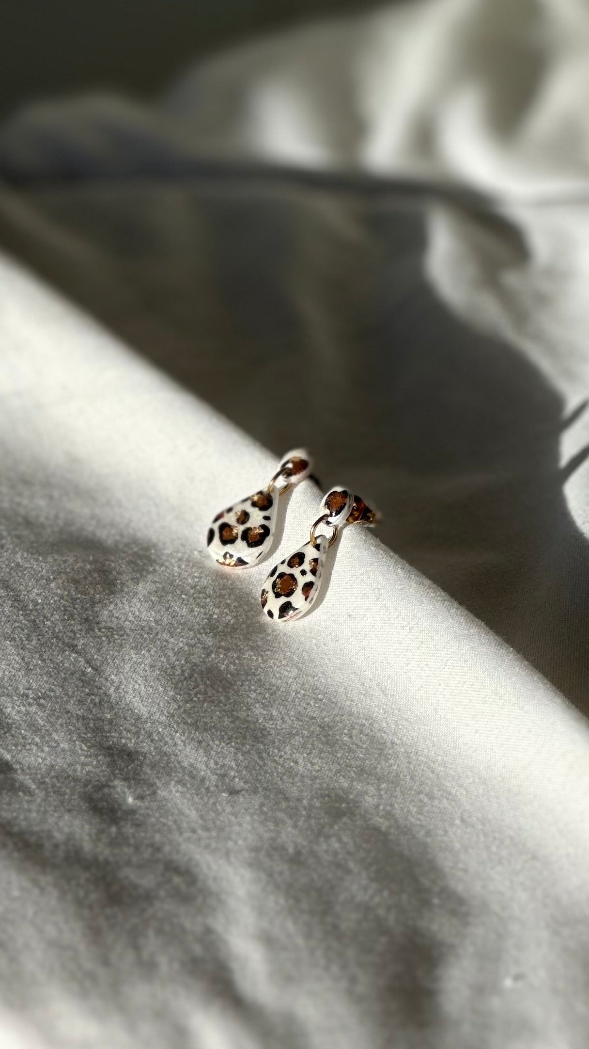 Boucle d’oreille goûte blanche léopard