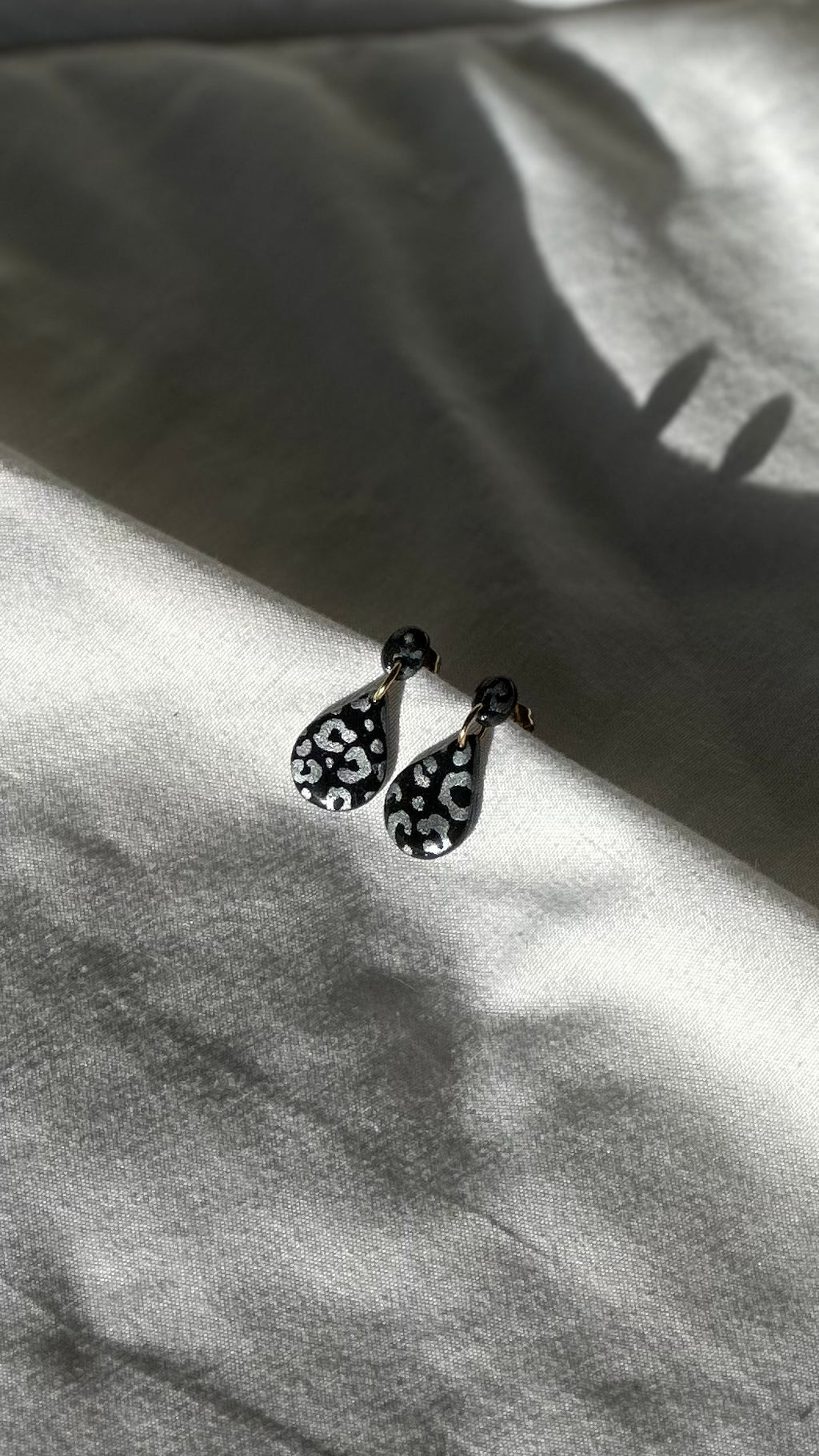 Boucle d’oreille goûte noir léopard