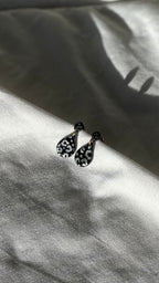 Boucle d’oreille goûte noir léopard