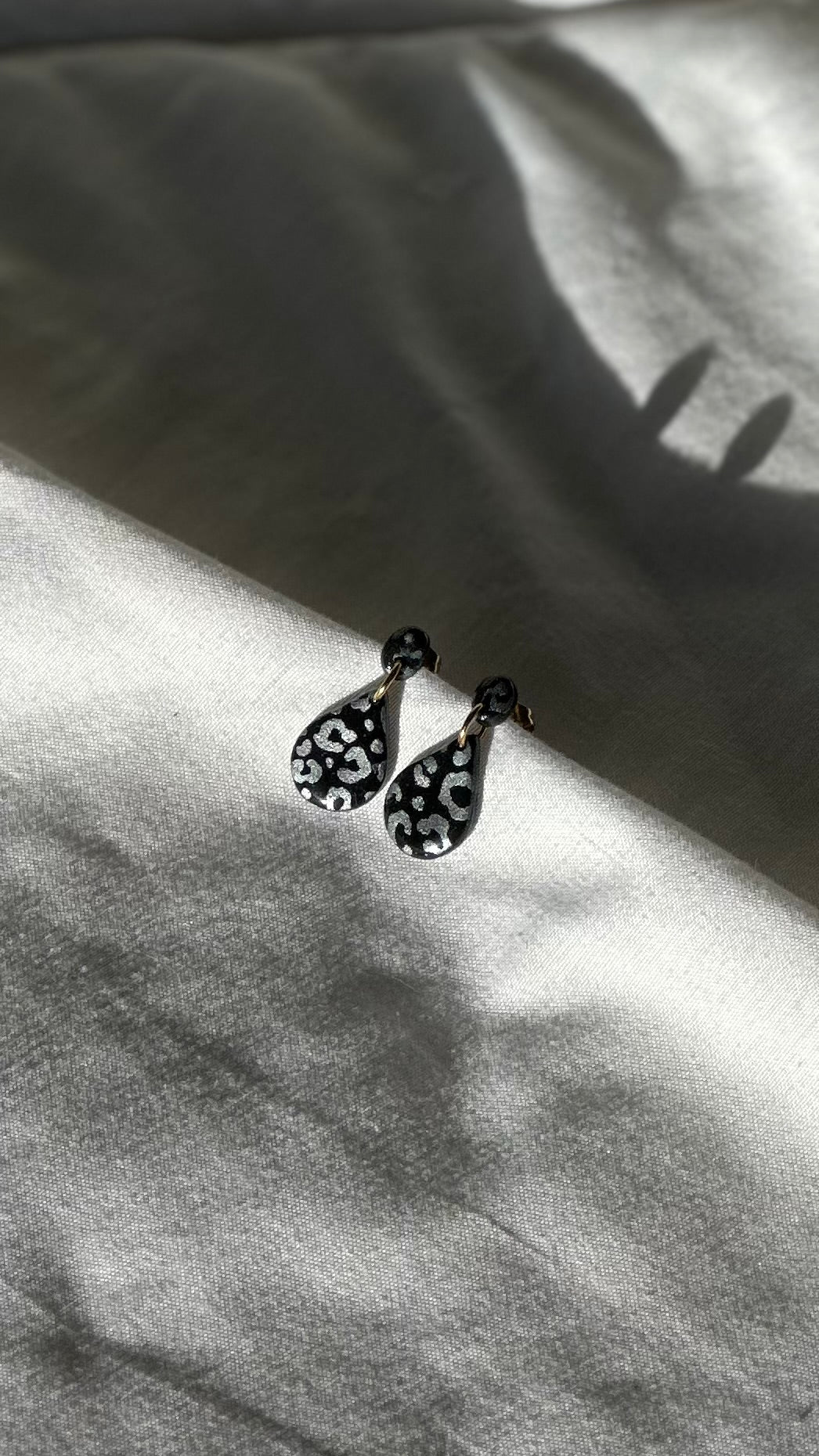 Boucle d’oreille goûte noir léopard