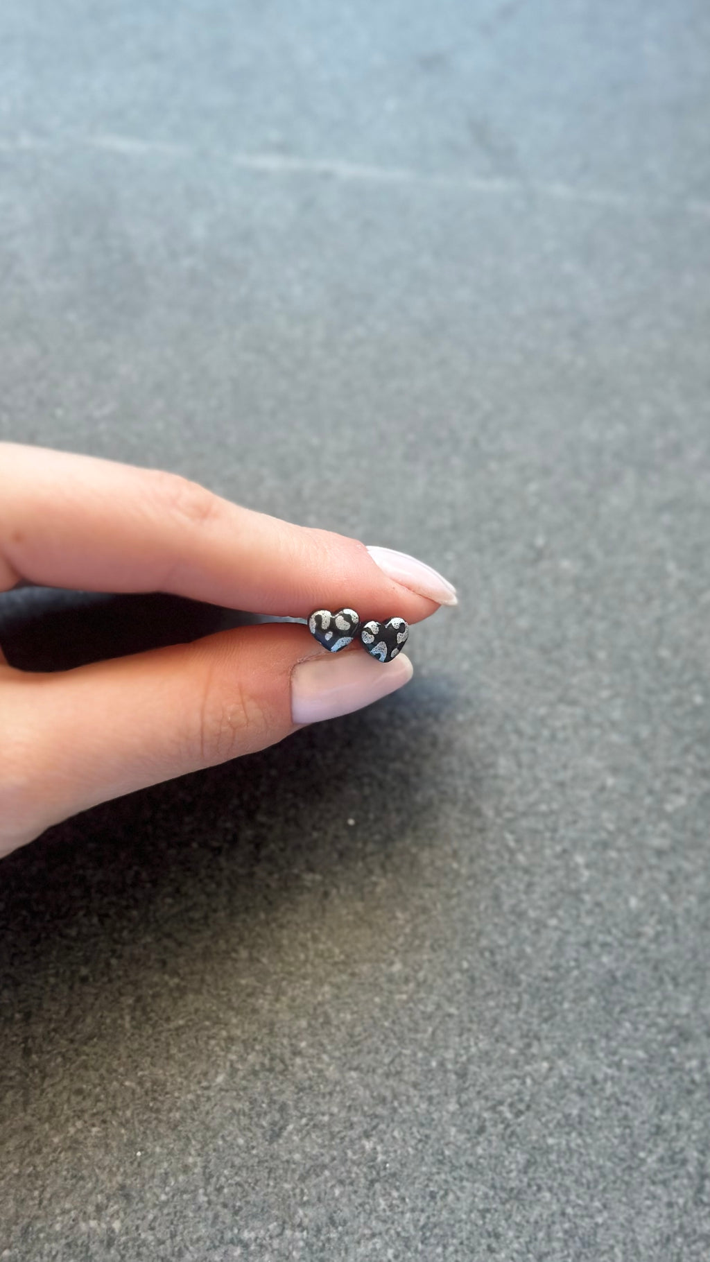 Puces d’oreilles cœur noir léopard