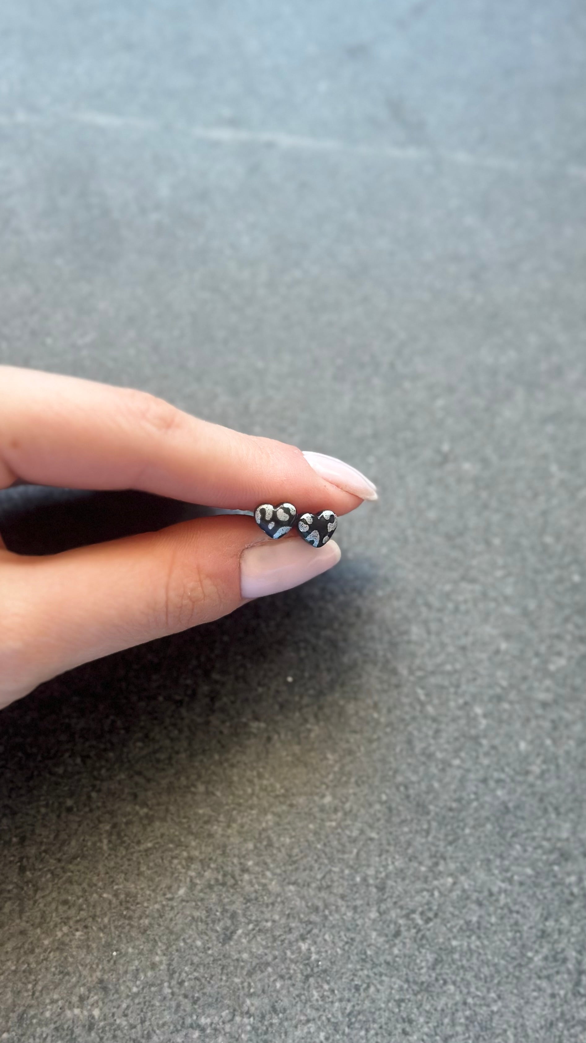 Puces d’oreilles cœur noir léopard