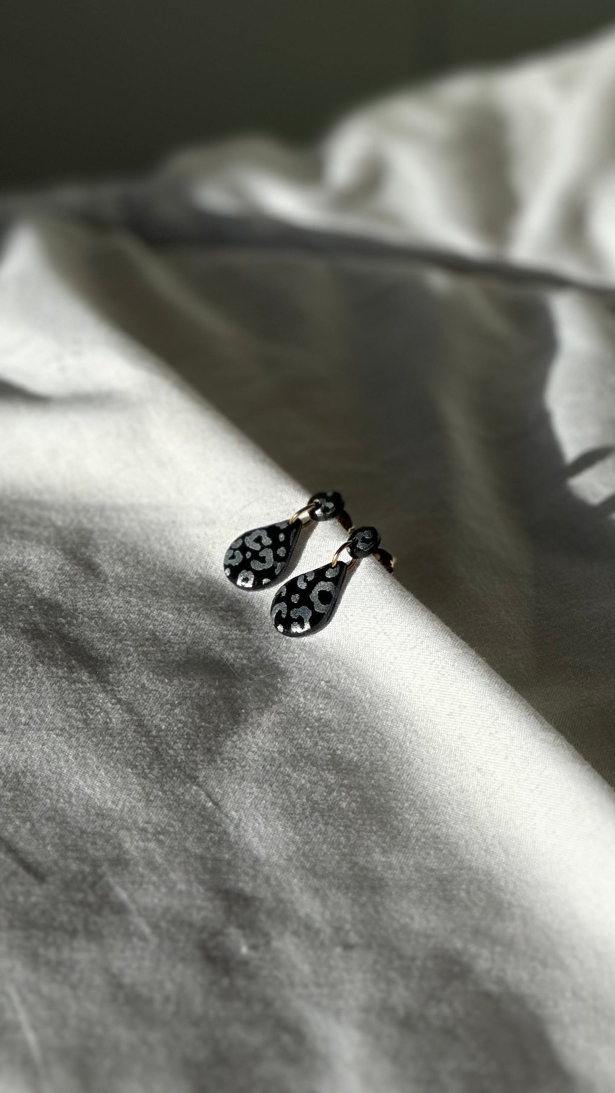 Boucle d’oreille goûte noir léopard