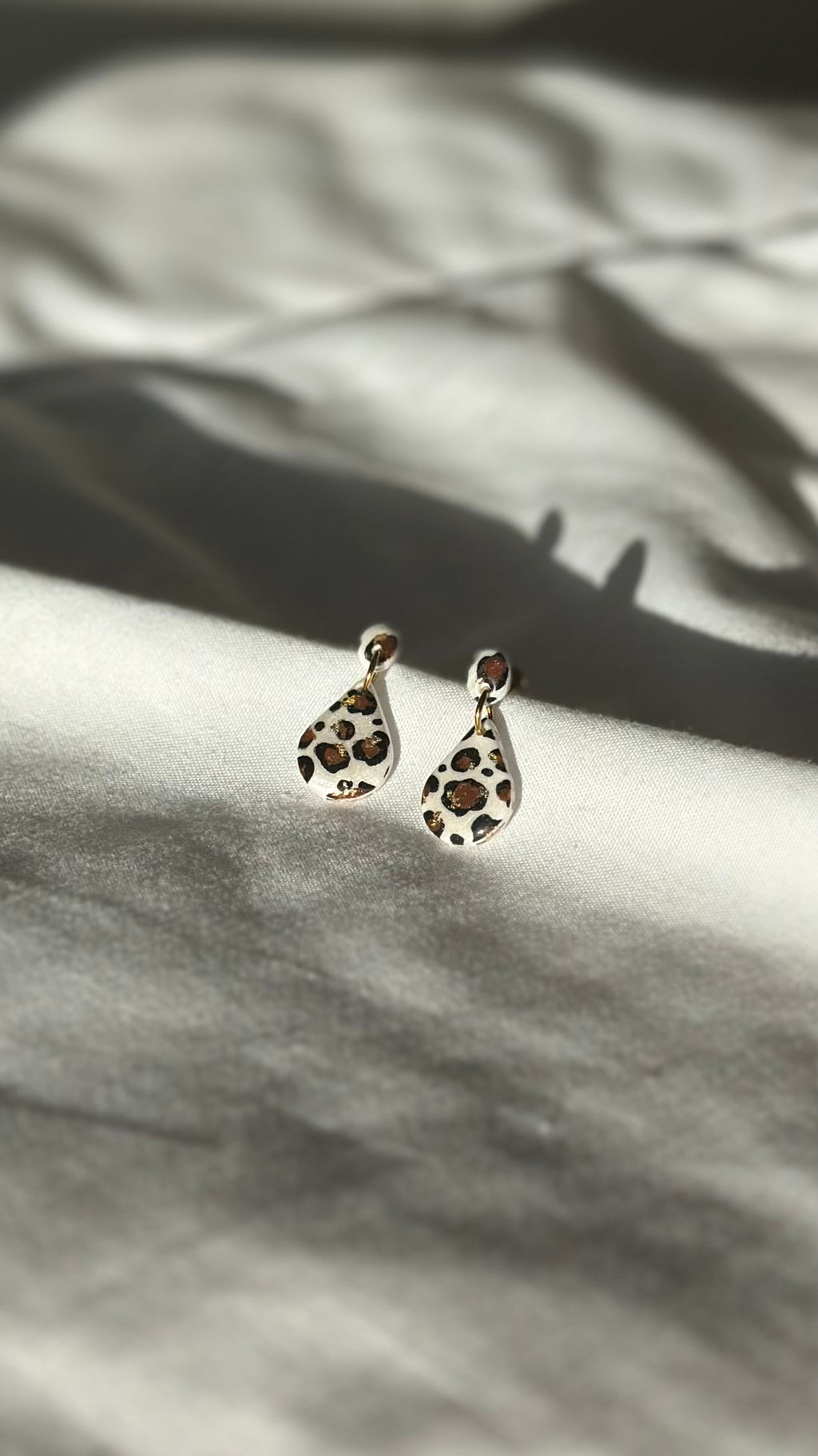 Boucle d’oreille goûte blanche léopard