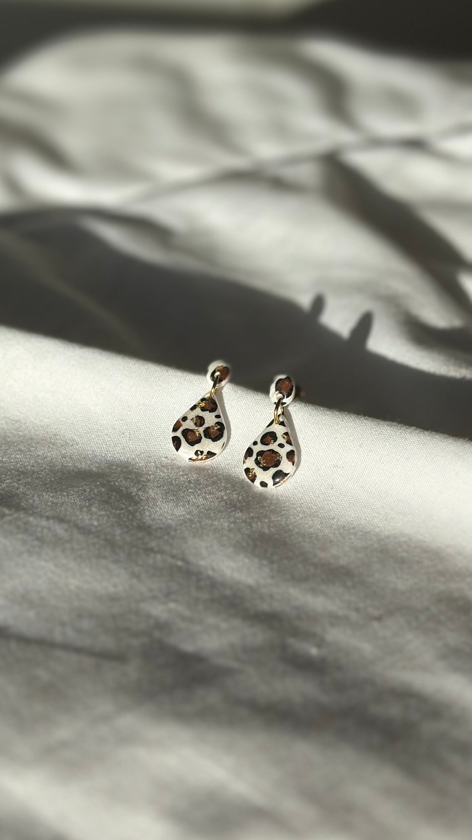 Boucle d’oreille goûte blanche léopard
