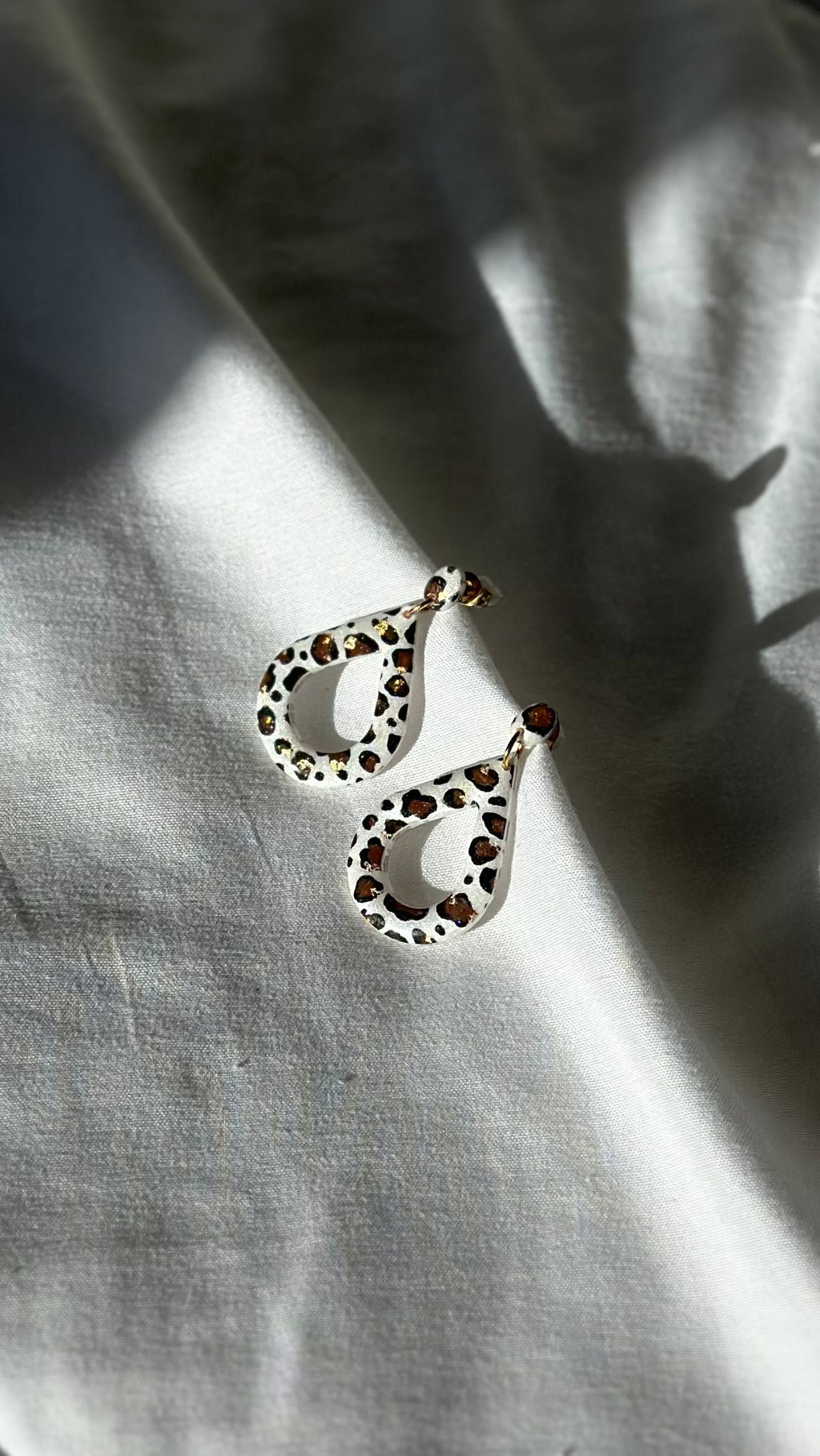 Boucle d’oreille grande goute blanche léopard