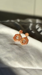 Boucle d’oreille carré rose et perle
