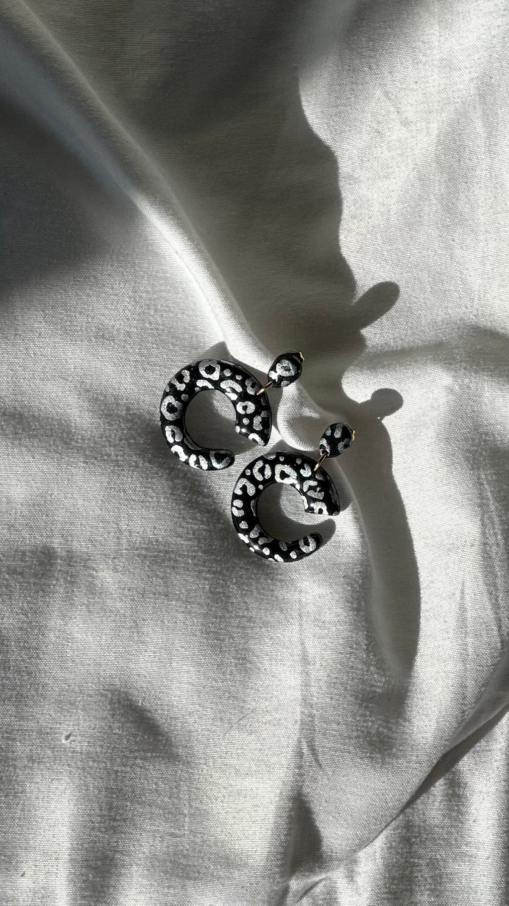 Boucle d’oreille C noir léopard