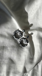 Boucle d’oreille C noir léopard