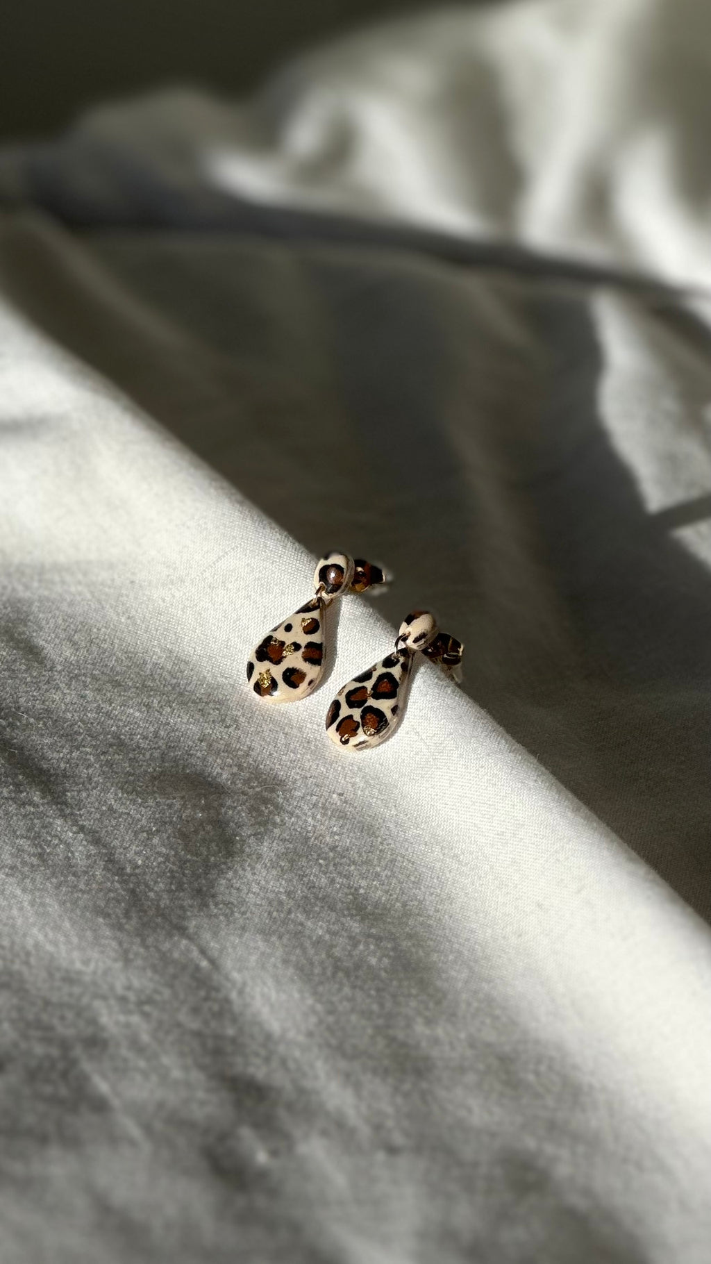 Boucle d’oreille goûte beige léopard