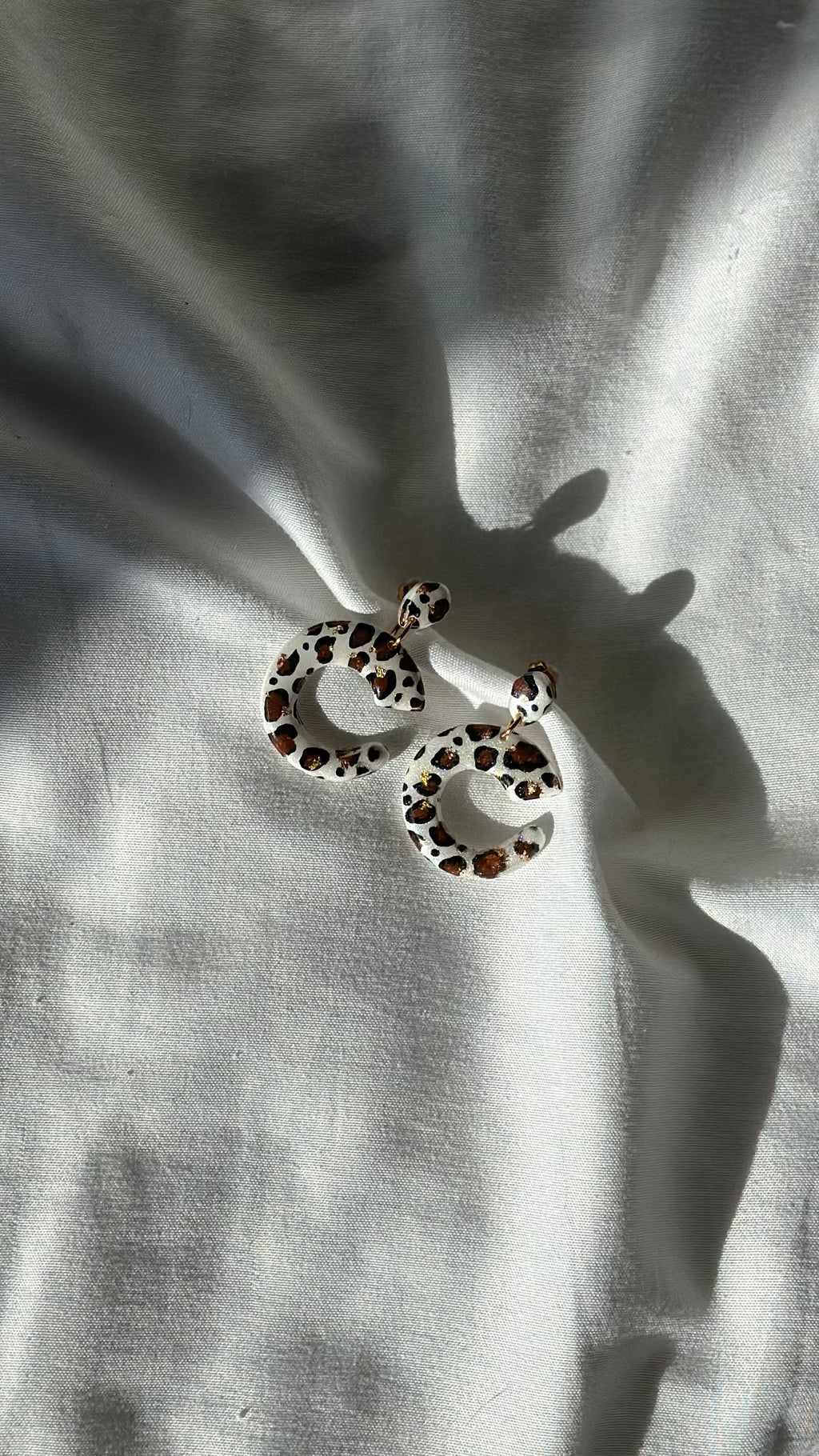 Boucle d’oreille C blanche léopard