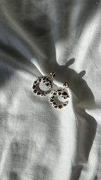 Boucle d’oreille C blanche léopard