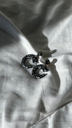 Boucle d’oreille C noir léopard