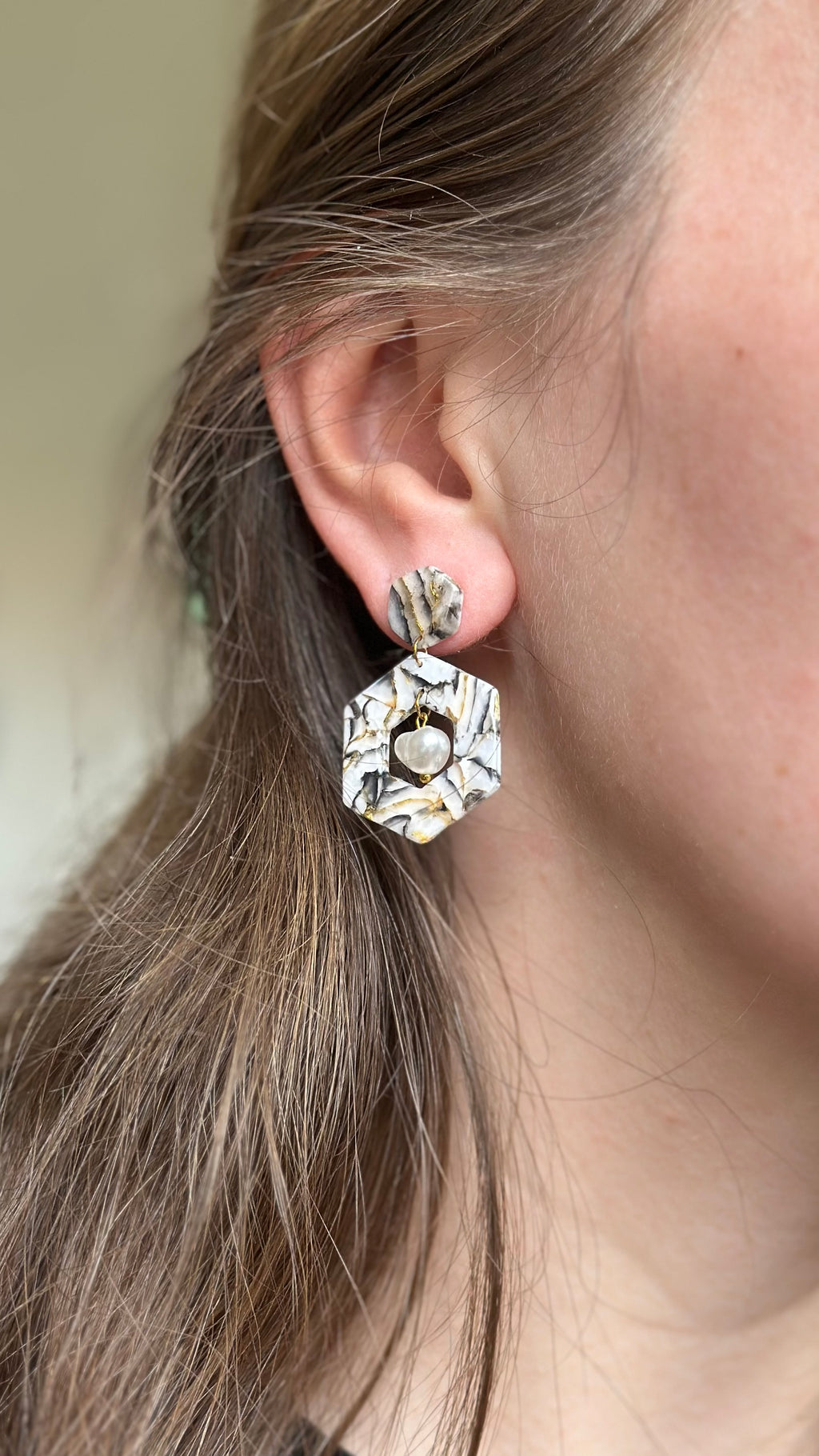 Boucle d’oreille carré marbré blanc et perle