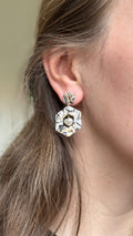 Boucle d’oreille carré marbré blanc et perle