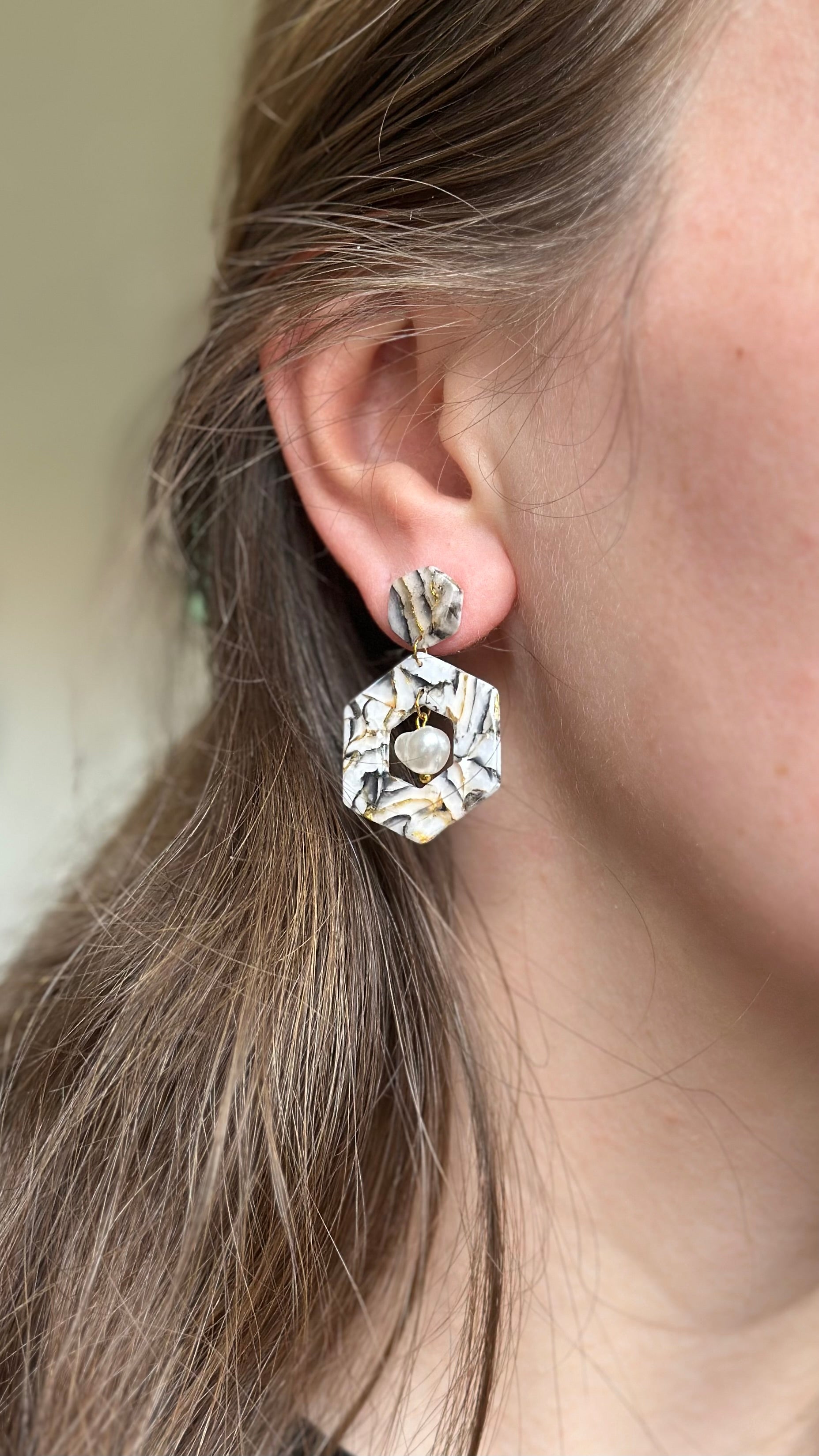 Boucle d’oreille carré marbré blanc et perle