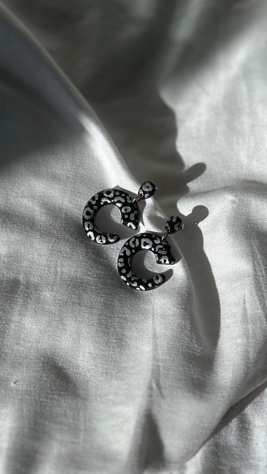 Boucle d’oreille C noir léopard