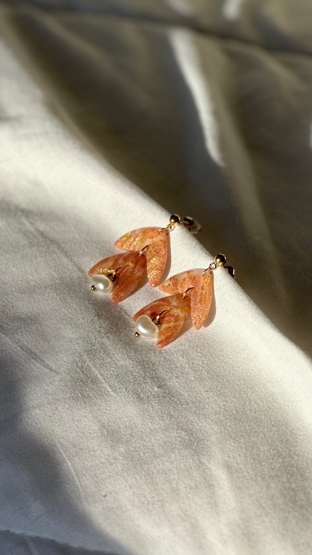 Boucle d’oreille flèche rose et perle