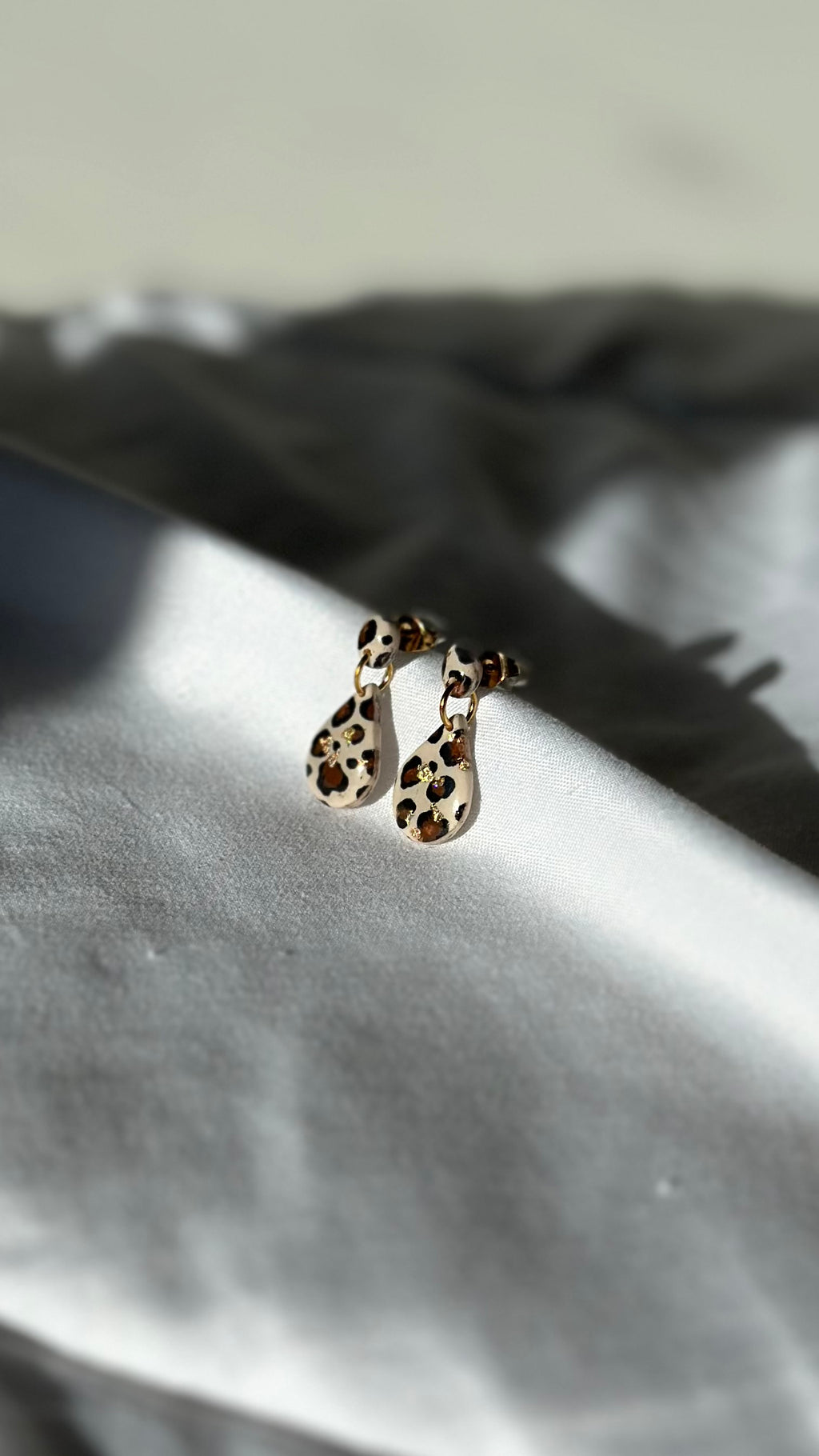 Boucle d’oreille goûte beige léopard