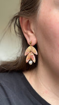 Boucle d’oreille flèche rose et perle