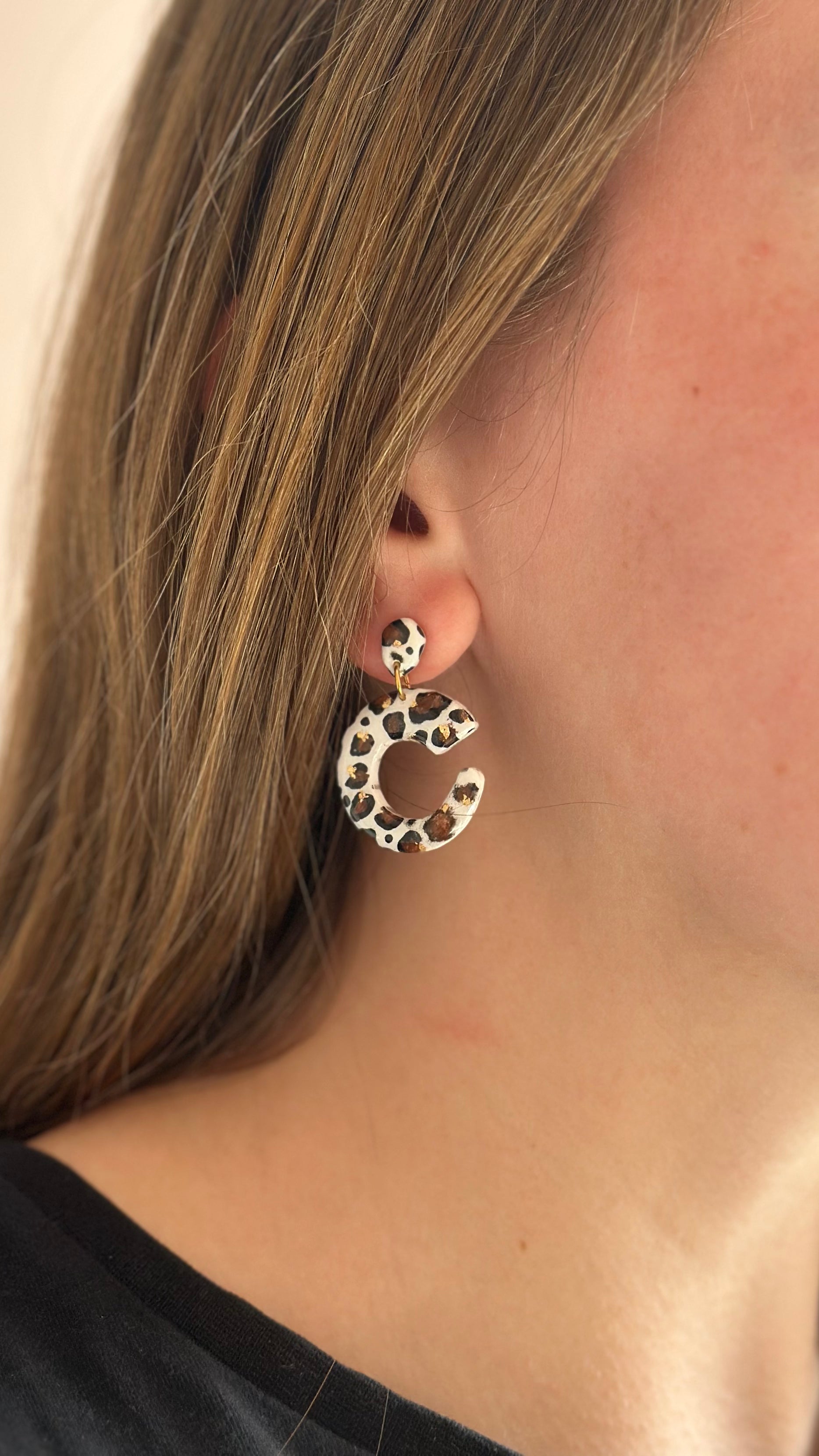 Boucle d’oreille C blanche léopard