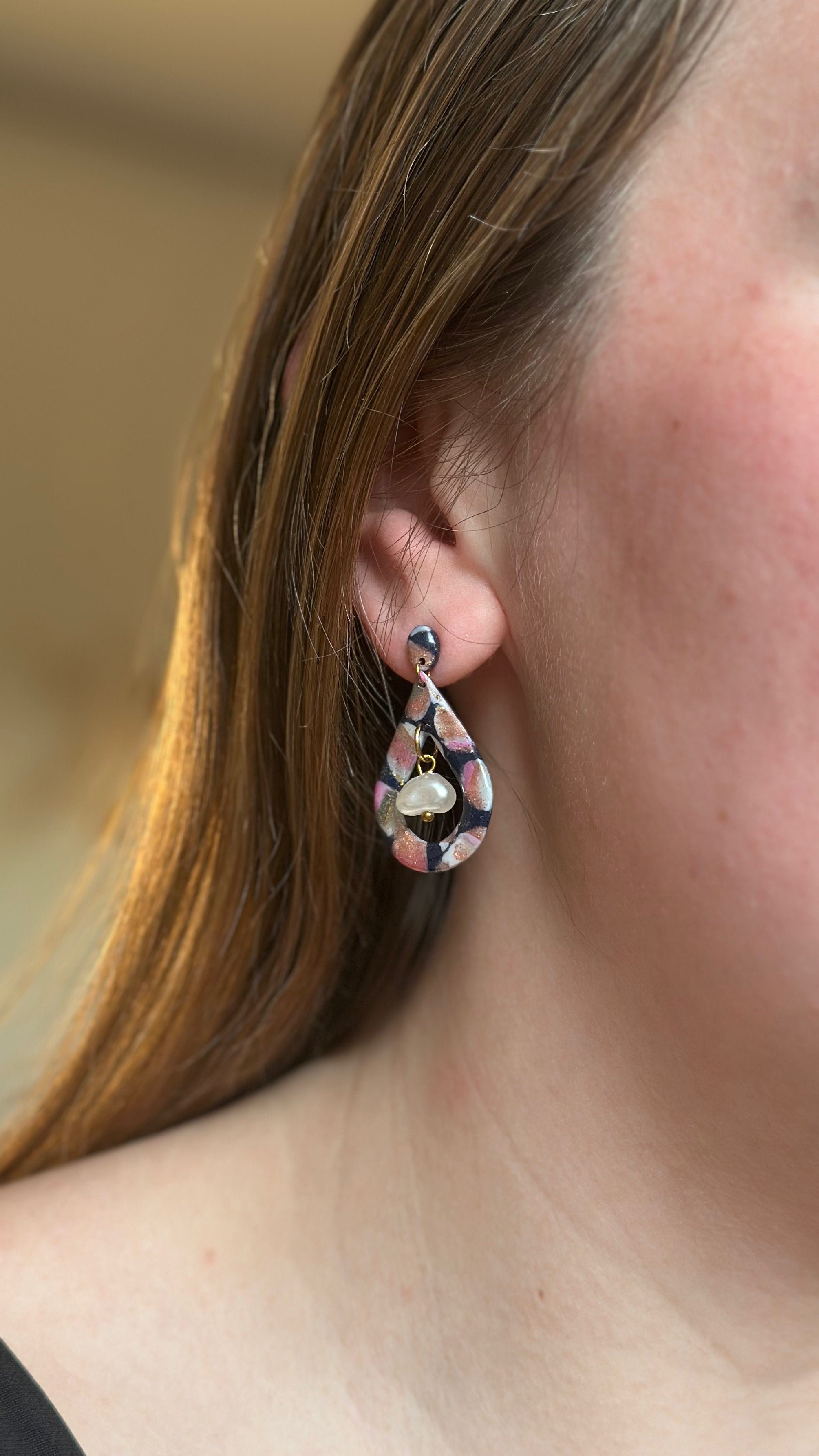 Boucle d’oreille grande goute bleu et perle
