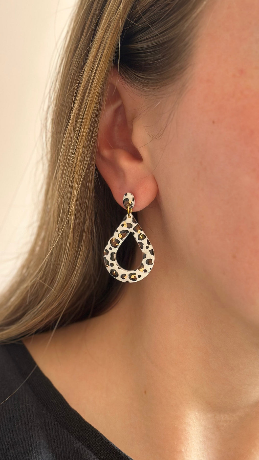 Boucle d’oreille grande goute blanche léopard