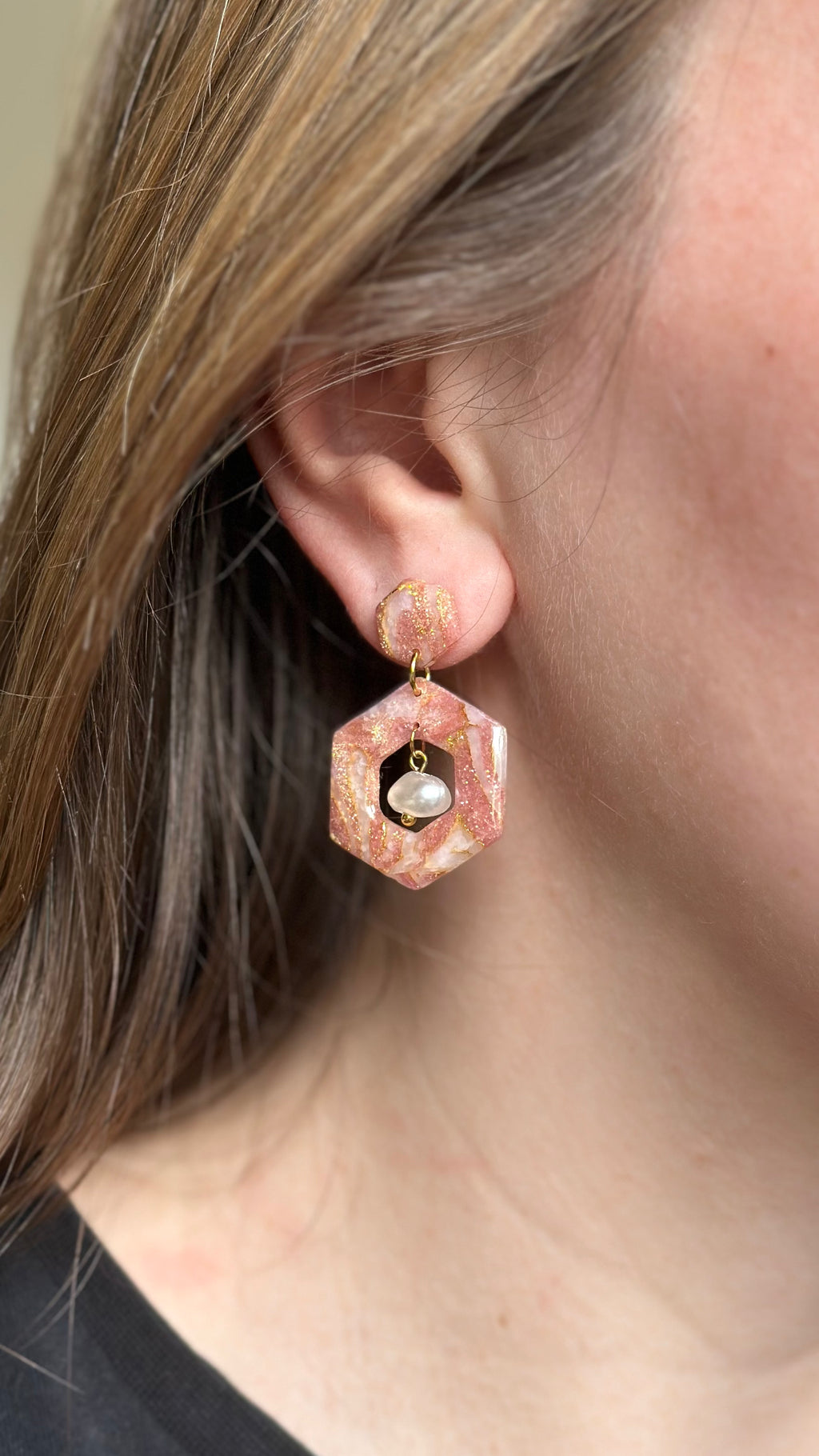 Boucle d’oreille carré rose et perle