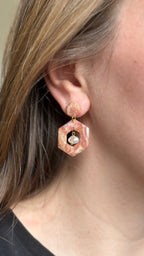 Boucle d’oreille carré rose et perle
