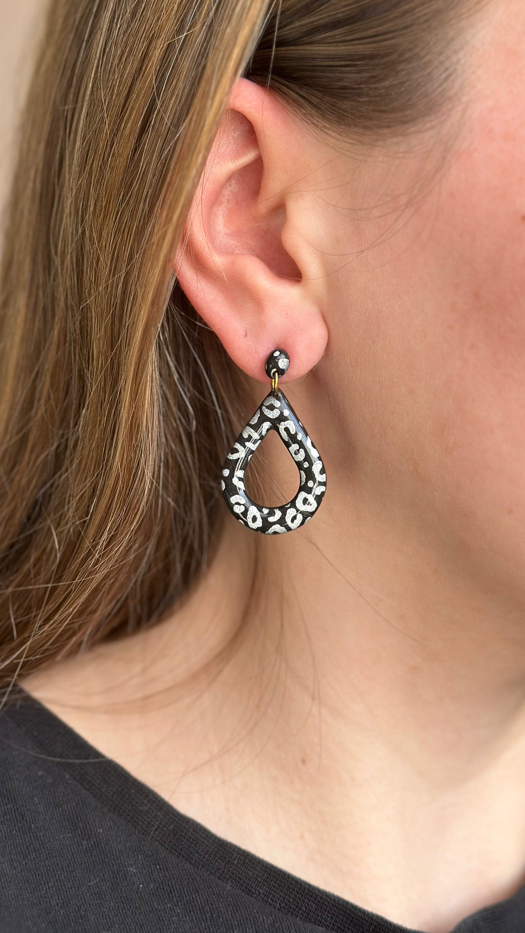 Boucle d’oreille grande goutte noir léopard