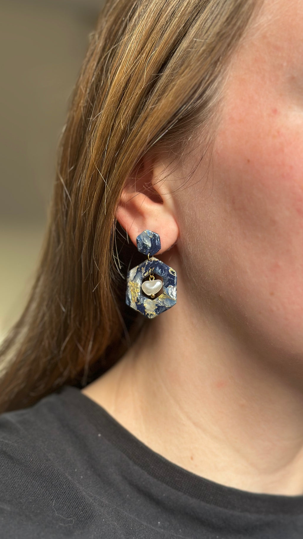Boucle d’oreille carré bleu et perle
