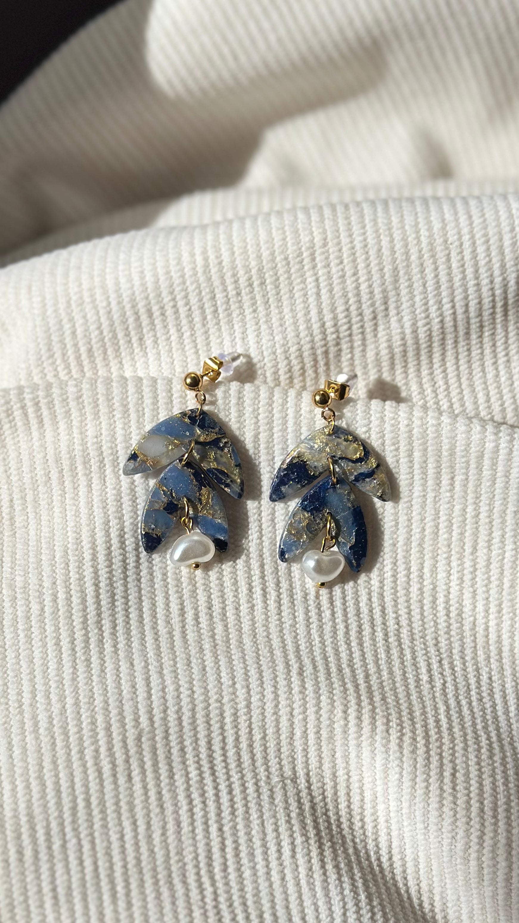 Boucle d’oreille flèche bleu et perle