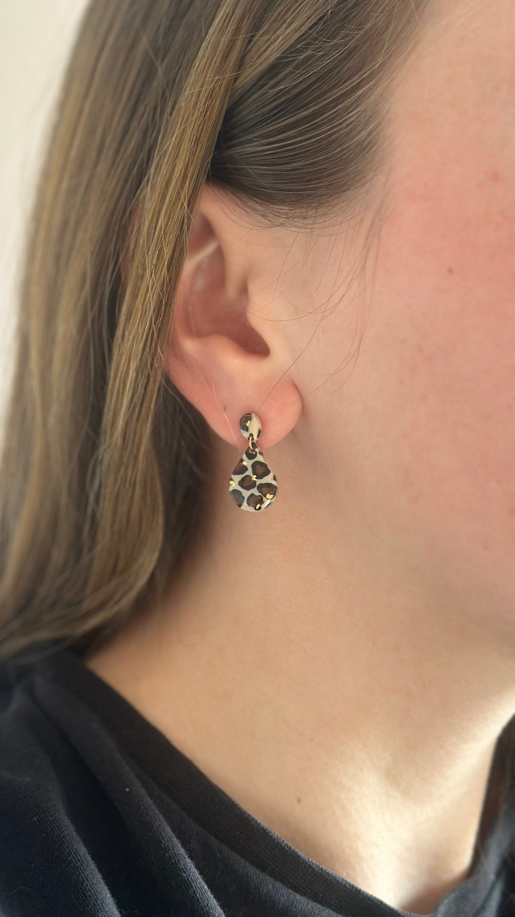 Boucle d’oreille goûte beige léopard